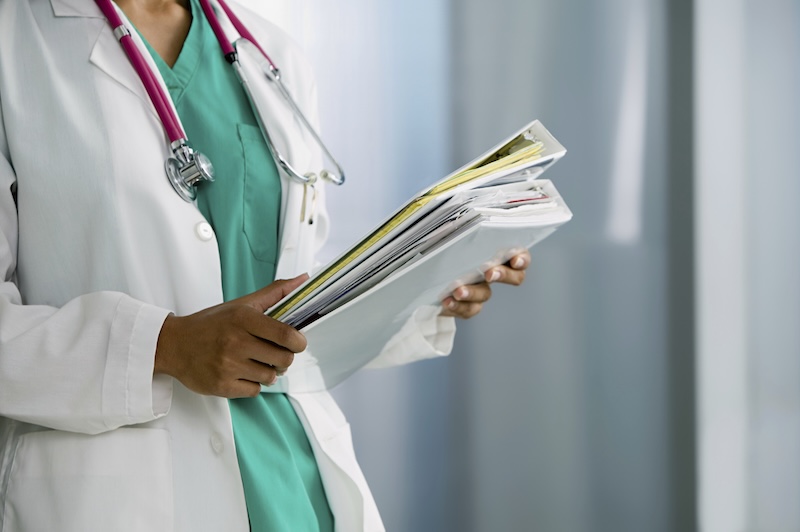 Doctor revisando documentación